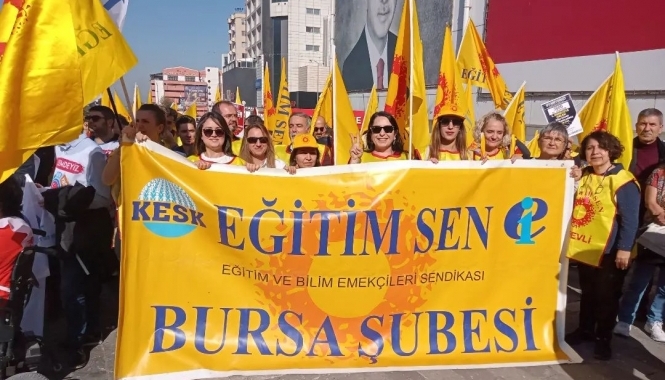 Bursa’da iş bırakan eğitim emekçileri meydanı doldurdu: ‘Öğretmenlik Meslek Kanunu iptal edilsin’