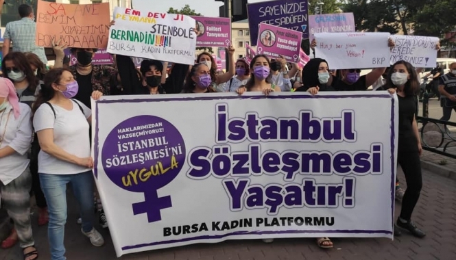 Bursa’da kadınlar polis barikatını aştı, İstanbul Sözleşmesi’ne sahip çıktı