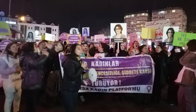 Bursa’da 25 Kasım: Polis barikatını aşan kadınlar Kent Meydanı’na yürüdü!
