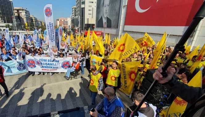 BURSA'DA İŞ BIRAKMA EYLEMİ YAPANLAR ÖĞRETMENLER FOMARA MEYDANI'NI DOLDURDU: “HAKLI MÜCADELEMİZDEN VAZGEÇMEYECEĞİMİZİ GÖSTERİYORUZ”