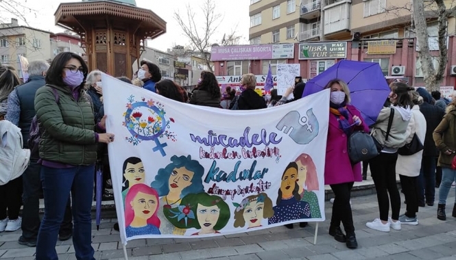 8 Mart’ta kadınlar sokakları terk etmiyor 8 Mart’ta kadınlar sokakları terk etmiyor