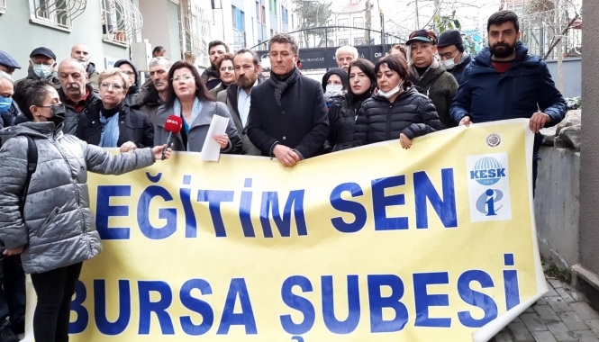 Genel Başkanımız Nejla Kurul, Bursa Osmangazi Mithatpaşa Ortaokulu önünde basın açıklaması yaptı.