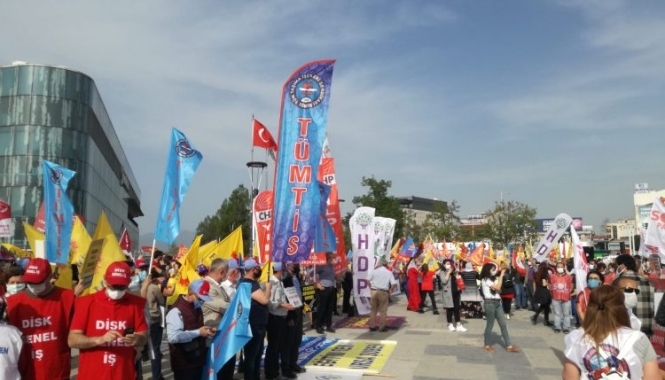 ‘Tam kapanma öncesi’ Bursa’da 1 Mayıs kutlandı ‘Tam kapanma öncesi’ Bursa’da 1 Mayıs kutlandı