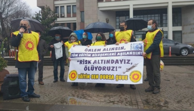 Okullardaki vaka artışları ve eğitim bileşenlerinin halen aşılanmamasını Eğitim Sen Bursa Şubesi İl Milli Eğitim Müdürlüğü önünde yaptığı basın açıklamasıyla protesto etti.